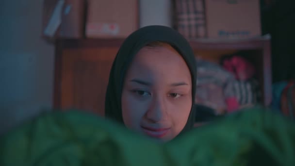 Выражение Мусульманской Женщины Которая Кажется Думает Своей Комнате — стоковое видео