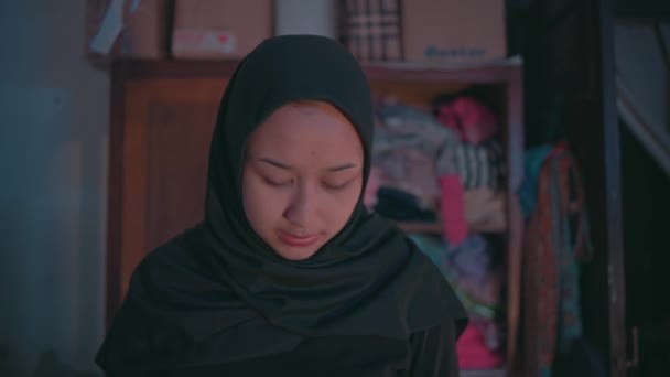 自分の部屋で何かを考えているかのように見えるイスラム教徒の女性の表情は — ストック動画
