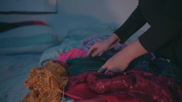 Мусульманка Знайшла Свій Улюблений Одяг Купі Брудного Одягу Кімнаті Вранці — стокове відео