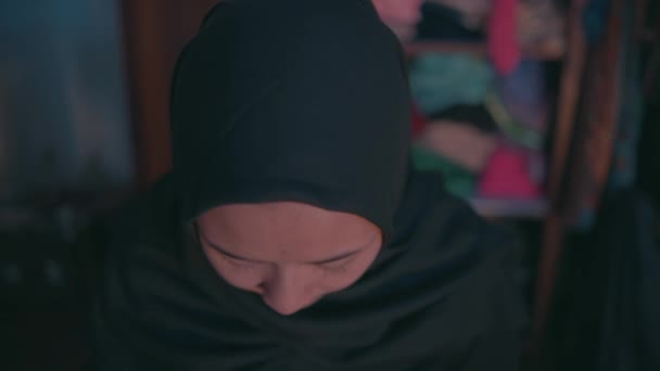 Zdezorientowany Wyraz Twarzy Muzułmanki Która Szuka Swoich Ulubionych Ubrań Łóżku — Wideo stockowe