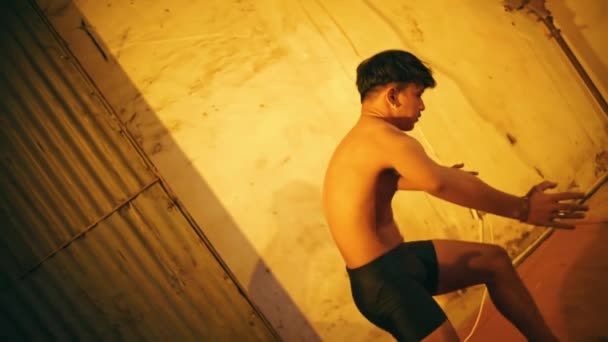 Giysileri Olmayan Bir Adam Odanın Bir Köşesinde Kısa Siyah Pantolon — Stok video