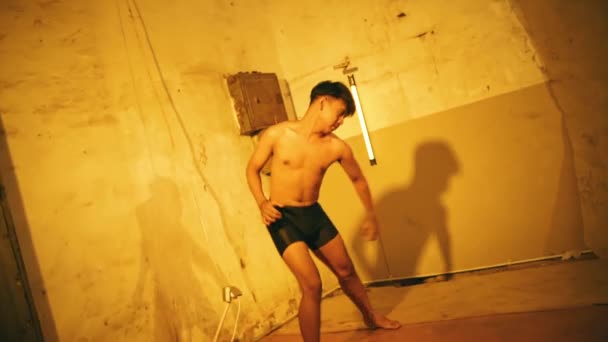 Muž Bez Oblečení Tančí Velmi Hbitý Hbitý Zatímco Sobě Krátké — Stock video