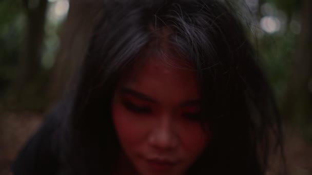 Uma Mulher Asiática Roupas Pretas Rasteja Chão Cheio Folhas Mortas — Vídeo de Stock