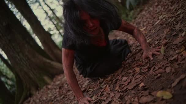 Femeie Asiatică Haine Negre Târăște Pământ Plină Frunze Moarte Într — Videoclip de stoc