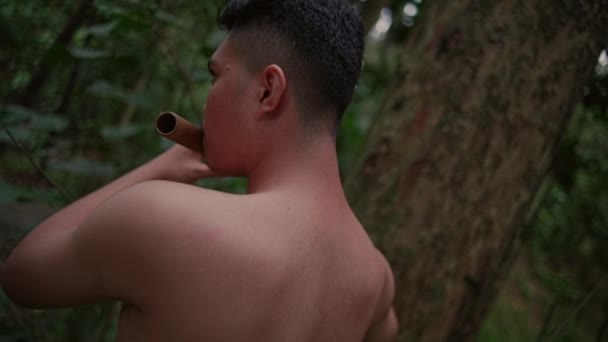 Chico Asiático Está Tocando Una Flauta Bambú Muy Seriamente Bosque — Vídeo de stock