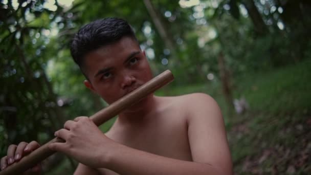 Азиатский Мальчик Играет Бамбуковой Флейте Серьезно Лесу Рано Утром — стоковое видео