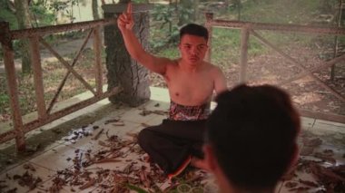 Asyalı bir adam ormanda arkadaşlarıyla ayurvedic bir tören yapıyor. Ayurvedik ritüeli.