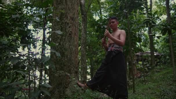 Homem Estava Tocando Uma Flauta Bambu Perto Uma Árvore Muito — Vídeo de Stock
