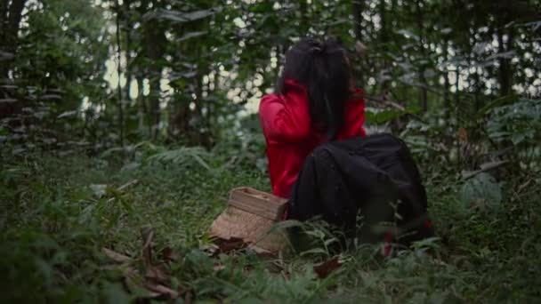 Uma Mulher Asiática Sente Dor Meio Floresta Enquanto Vestindo Uma — Vídeo de Stock