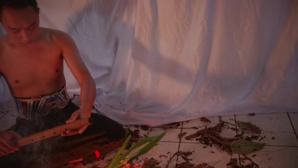 Uomo Asiatico Chiesto Uno Sciamano Eseguire Rituale Demoniaco Usando Flauto — Video Stock