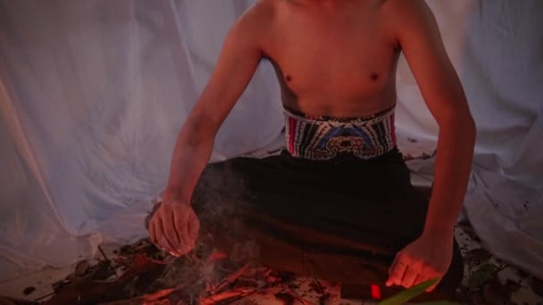 一个亚洲人让一个萨满在森林中央用长笛进行魔鬼仪式 — 图库视频影像