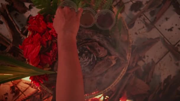 Ormanın Içindeki Satanist Ayin Sırasında Tütsüyle Hasır Sepetteki Çayı Yakın — Stok video