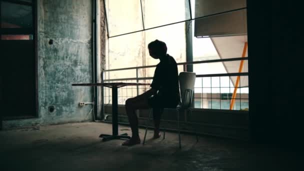 Silhouette Asiatique Assis Sur Une Chaise Tout Dansant Dans Bâtiment — Video