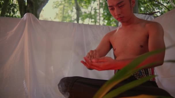 Uomo Asiatico Facendo Una Cerimonia Ayurvedica Con Loro Amico Insieme — Video Stock