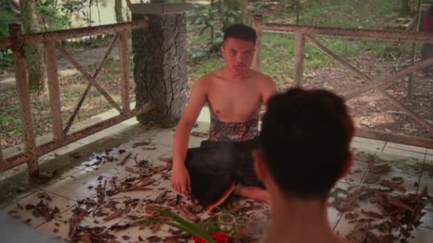 Asiatisk Man Gör Ayurvedisk Ceremoni Med Sin Vän Tillsammans Skogen — Stockvideo