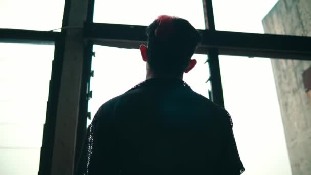 Вид Ззаду Молодого Чоловіка Чорній Футболці Стоїть Перед Великим Вікном — стокове відео