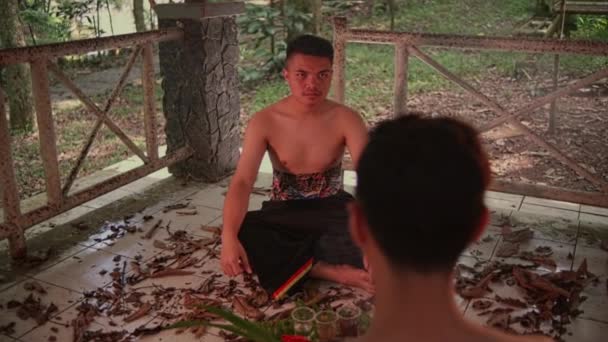 Ázsiai Férfi Aki Ayurvédikus Szertartást Tart Barátjával Erdőben Ayurvédikus Rituálé — Stock videók