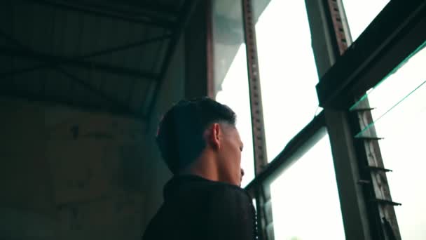 Vue Arrière Jeune Homme Shirt Noir Debout Devant Une Grande — Video