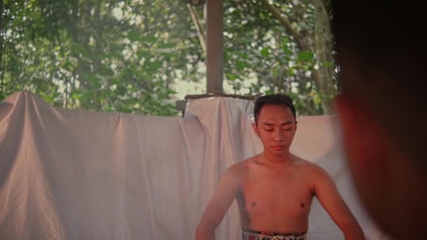 森の中で友人と一緒にアーユルヴェーダの儀式をしているアジアの男 アーユルヴェーダの儀式 — ストック動画