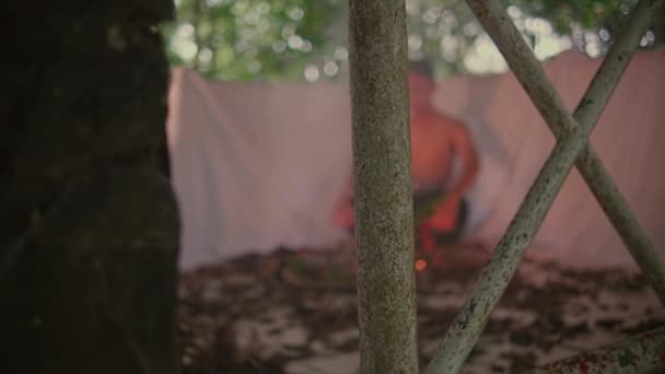 Ormandaki Şeytani Ayin Sırasında Mezarlıkta Yanan Bir Şöminenin Önünde Yanan — Stok video