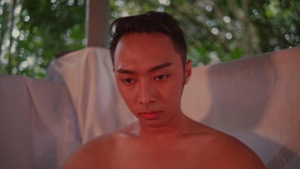 Asyalı Kıdemli Bir Adam Geceleyin Ormanda Dini Bir Tören Sırasında — Stok video