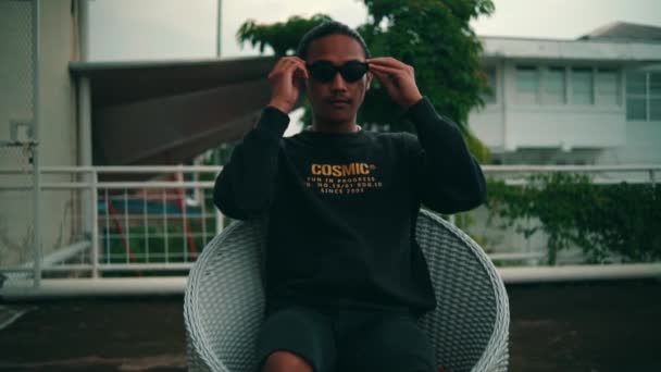Portrait Jeune Homme Asiatique Lunettes Noires Shirt Noir Assis Sur — Video