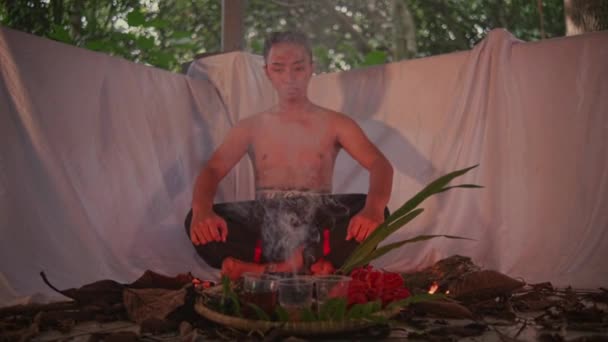Aziatische Senior Man Maken Verlichting Wierook Tijdens Een Religieuze Ceremonie — Stockvideo