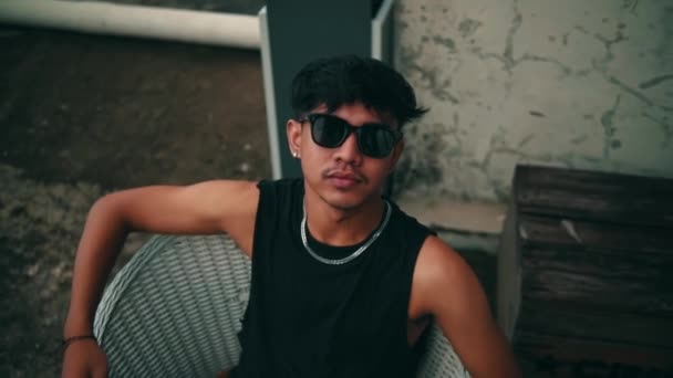 Retrato Jovem Asiático Vestindo Óculos Escuros Uma Camiseta Preta Enquanto — Vídeo de Stock