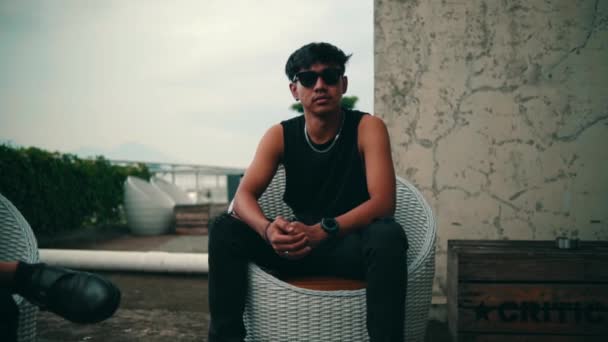 Portrait Jeune Homme Asiatique Portant Des Lunettes Soleil Shirt Noir — Video