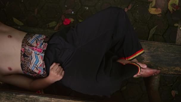 Jovem Com Vestido Preto Está Deitado Banco Madeira Enquanto Chateado — Vídeo de Stock