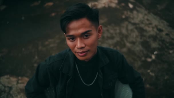 Portrét Mladého Asijského Muže Černé Bundě Řetězu Sedícího Židli Při — Stock video