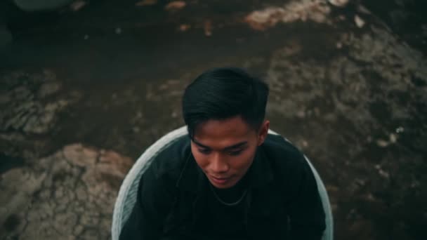 Portret Van Een Jonge Aziatische Man Een Zwart Jasje Ketting — Stockvideo
