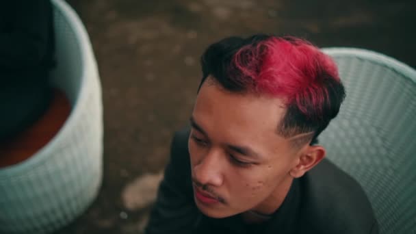 Portrait Jeune Homme Aux Cheveux Roses Dans Une Veste Noire — Video