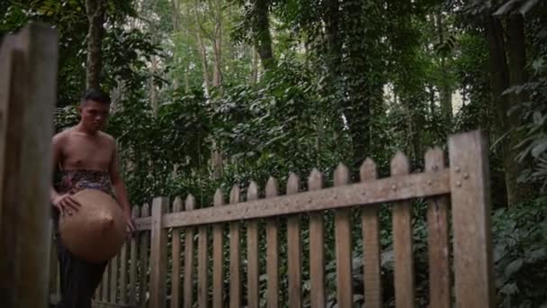 Homem Asiático Com Peito Aberto Sentado Borda Ponte Com Uma — Vídeo de Stock