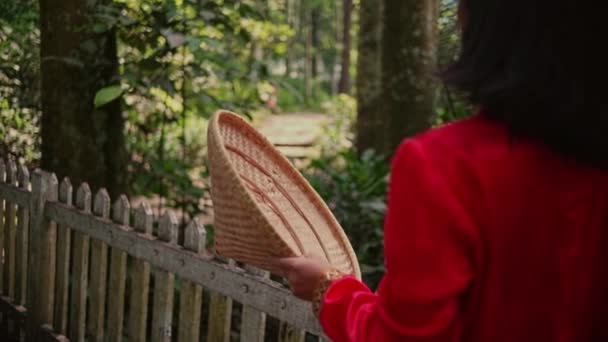 Женщина Красной Одежде Бросает Бамбуковую Шляпу Своего Партнера Злобным Выражением — стоковое видео