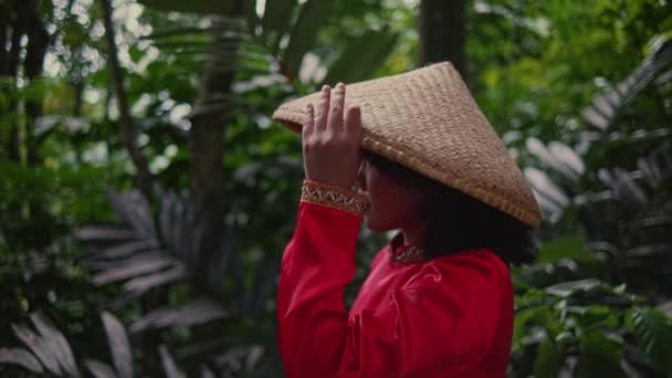 Una Mujer Vestida Rojo Arroja Sombrero Bambú Pareja Con Una — Vídeo de stock