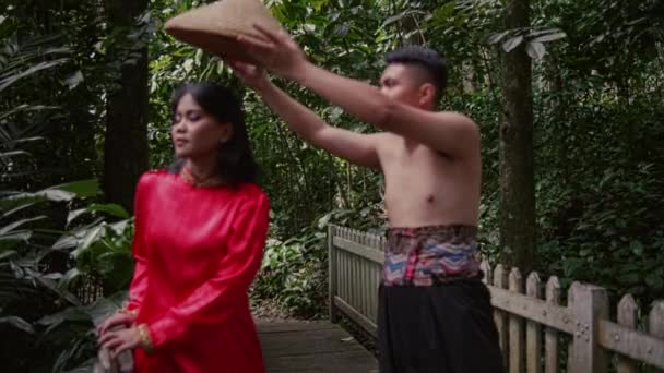 Kırmızı Elbiseli Bir Kadın Eşinden Ormanın Ortasında Bir Bambu Köprüsünün — Stok video