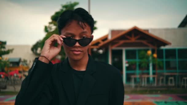 Portrait Jeune Asiatique Portant Manteau Noir Des Lunettes Soleil Terrain — Video