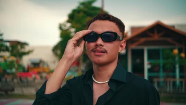 Retrato Jovem Asiático Vestindo Casaco Preto Óculos Sol Quadra Basquete — Vídeo de Stock