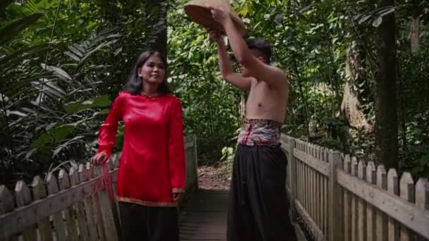 Βιετναμέζικο Ζευγάρι Παραδοσιακά Ρούχα Περπατώντας Ενώ Χρονολόγηση Μια Ξύλινη Γέφυρα — Αρχείο Βίντεο