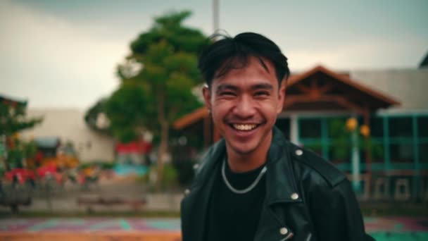 Joven Hombre Asiático Con Una Chaqueta Cuero Negro Gafas Sol — Vídeo de stock