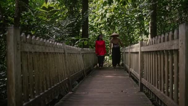 Vietnamský Pár Tradičním Oblečení Chůze Při Randění Dřevěném Mostě Džungli — Stock video