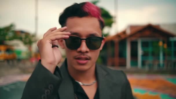 Jeune Heureux Belle Asiatique Dans Cool Hipster Style Sweat Capuche — Video