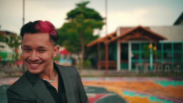 Fiatal Boldog Gyönyörű Ázsiai Egy Hűvös Hipster Stílusú Kapucnis Pulcsi — Stock videók