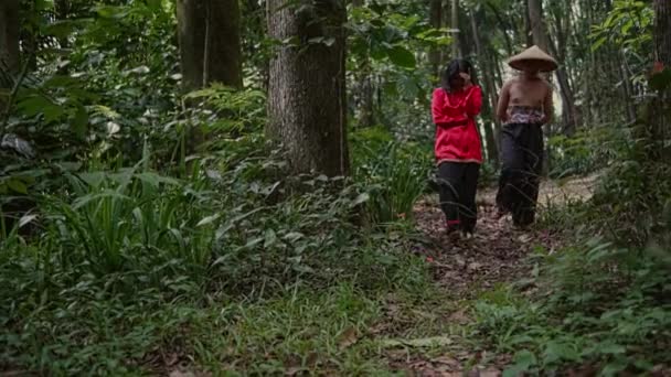 Задний Вид Женщину Мужчину Традиционном Тайском Костюме Идущих Вместе Время — стоковое видео