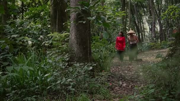 Задний Вид Женщину Мужчину Традиционном Тайском Костюме Идущих Вместе Время — стоковое видео