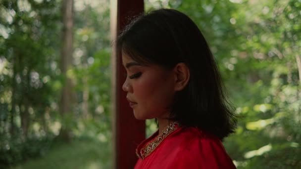 Asiatin Roten Hemd Blickt Einen Mann Mit Strohhut Während Sie — Stockvideo