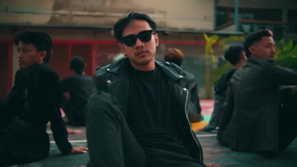 Jovem Hipster Asiático Óculos Sol Sentado Quadra Basquete Posando Juntos — Vídeo de Stock