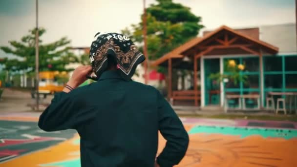Ένας Ασιάτης Μαύρο Πουκάμισο Περπατάει Στο Γήπεδο Του Μπάσκετ Αυτοπεποίθηση — Αρχείο Βίντεο