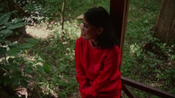 在泰国的森林中央 一名戴着竹帽的亚洲男子偷偷溜进一名身穿红色连衣裙的女子 — 图库视频影像